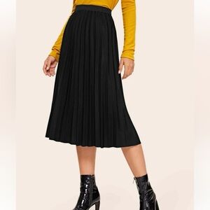 Never worn elastic waist pleated hem skirt